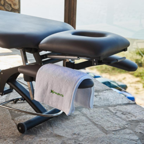 Precyzyjne pozycjonowanie pacjenta w terapii - jak wykorzystać funkcje stołu do masażu elektrycznego do pracy w terapii powięziowej i punktów spustowych?