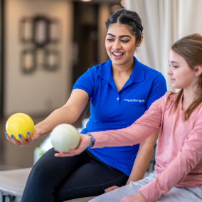 Światowy Dzień Fizjoterapii – stół do masażu i inne prezenty, które warto sprawić sobie jako fizjoterapeuta